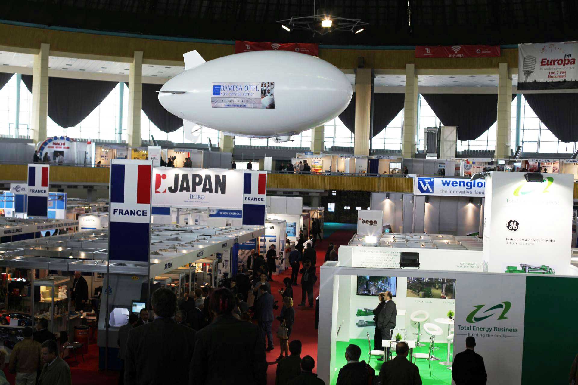 4.5-m-indoor-rc-blimp-flying-on-a-trade-fair-event